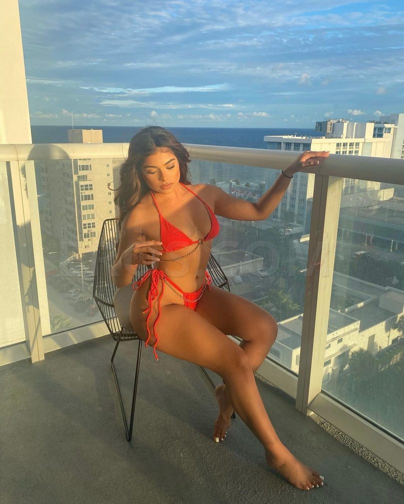 Ashley — photo 1