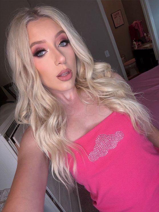 Petite adult star Kallie Taylor