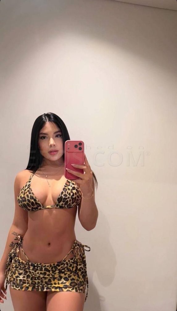 Laura Cromwell — photo 1