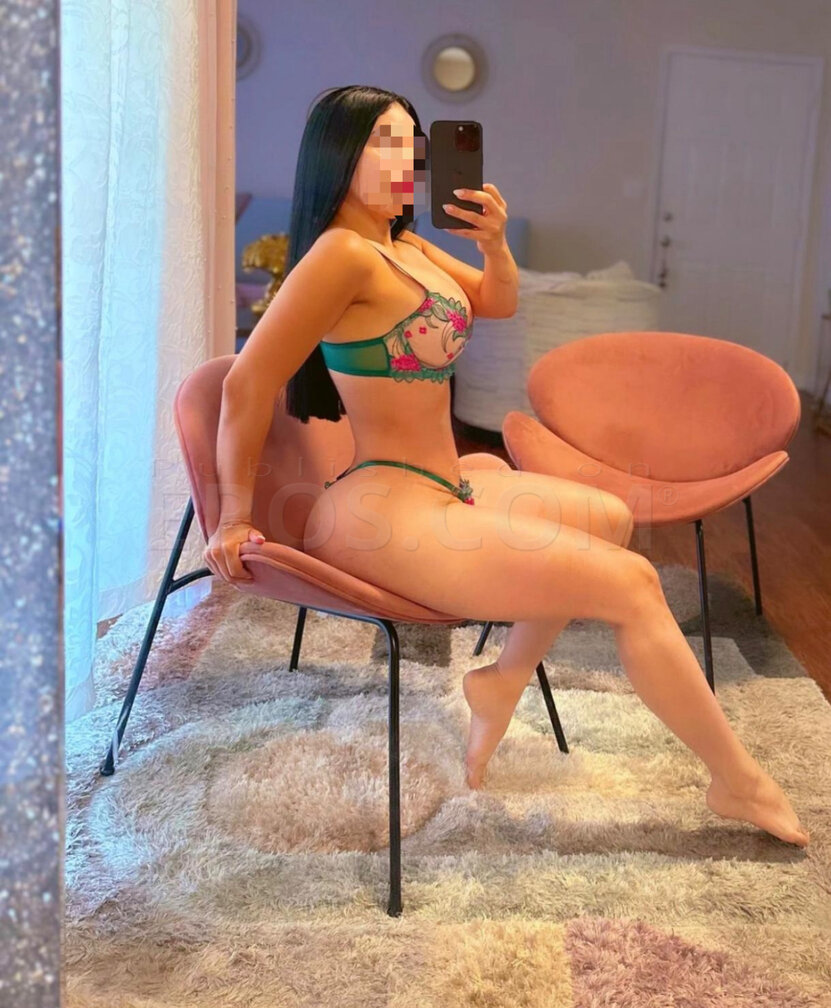 Olivia Hart In Charlotte — photo 4