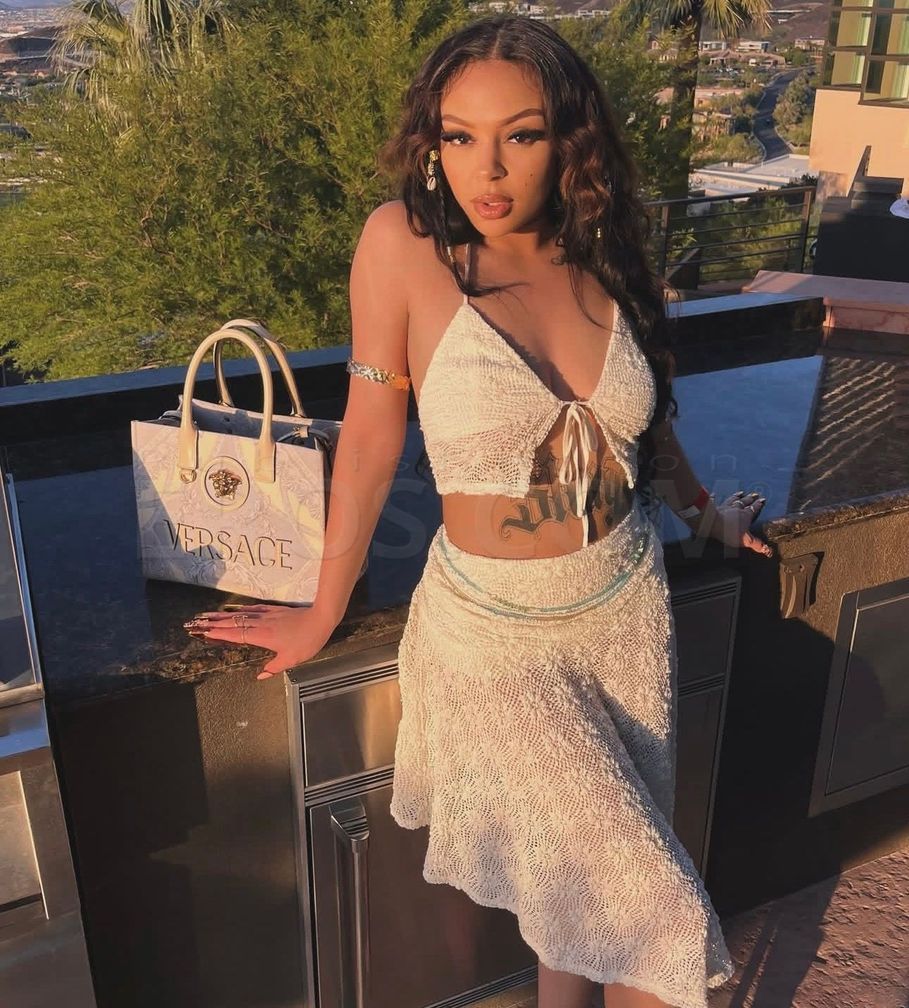 Melanie — photo 1