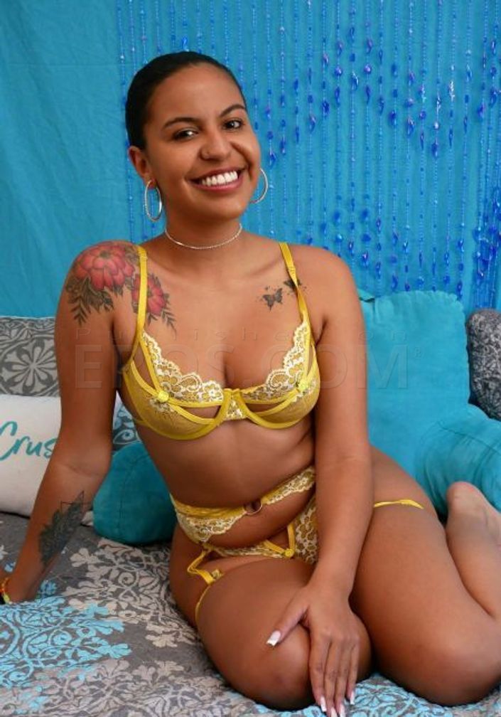 Adult Film Star Alix Avery in Town — photo 1
