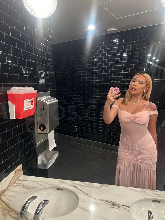 Adult Film Star Alix Avery in Town — photo 7