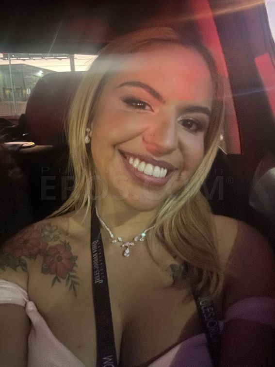 Adult Film Star Alix Avery in Town — photo 8