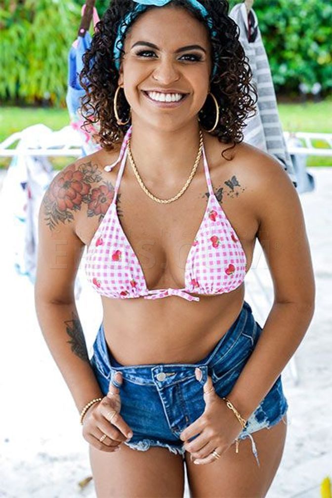 Adult Film Star Alix Avery in Town — photo 5
