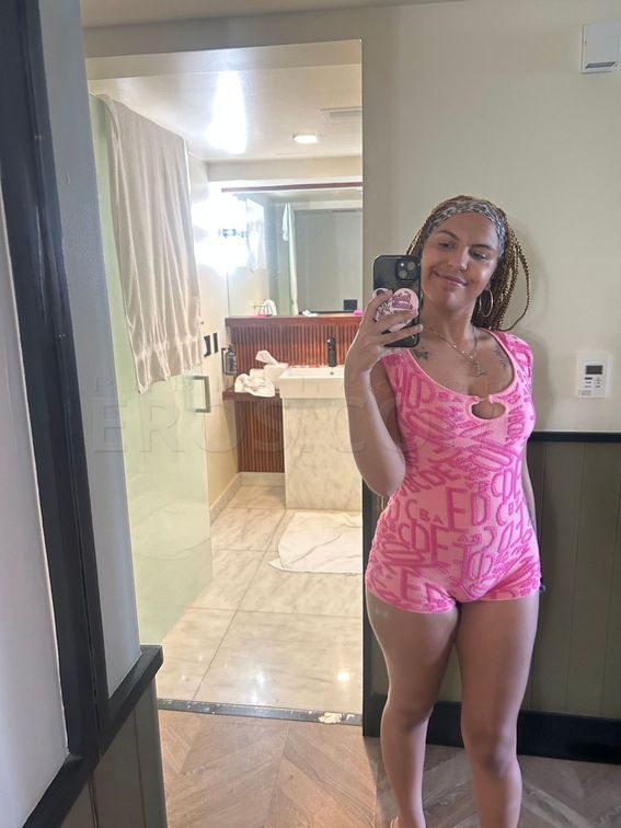 Adult Film Star Alix Avery in Town — photo 4