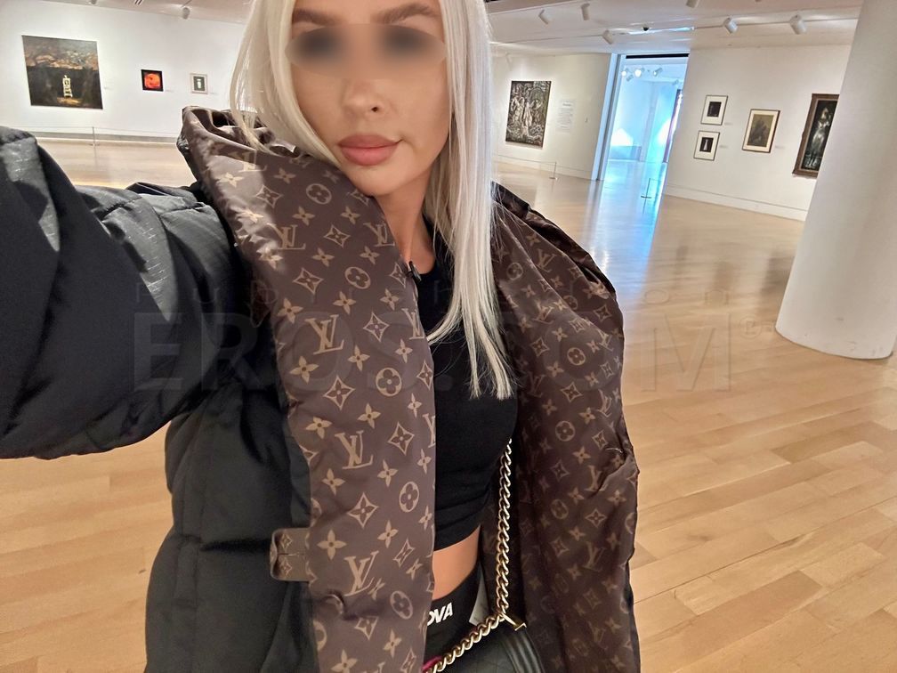 Julie — photo 6