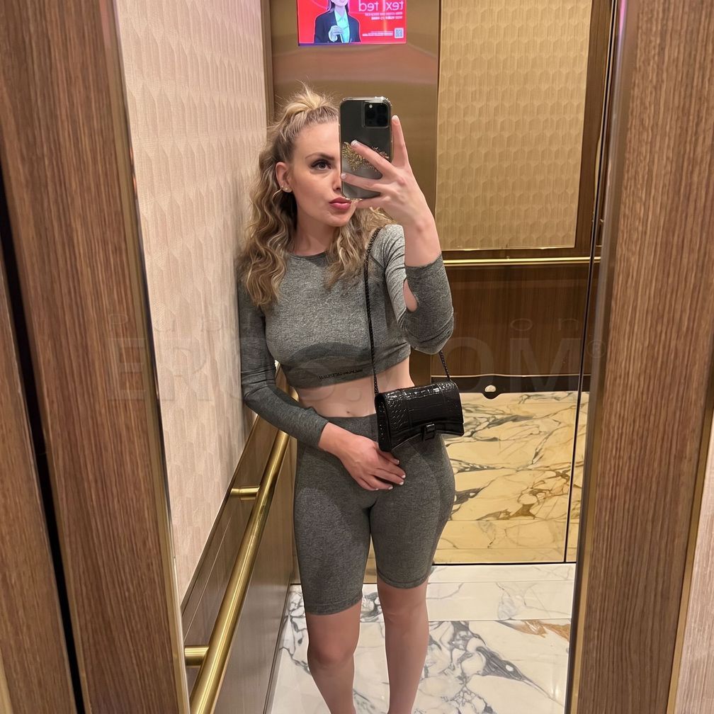 Emily — photo 1