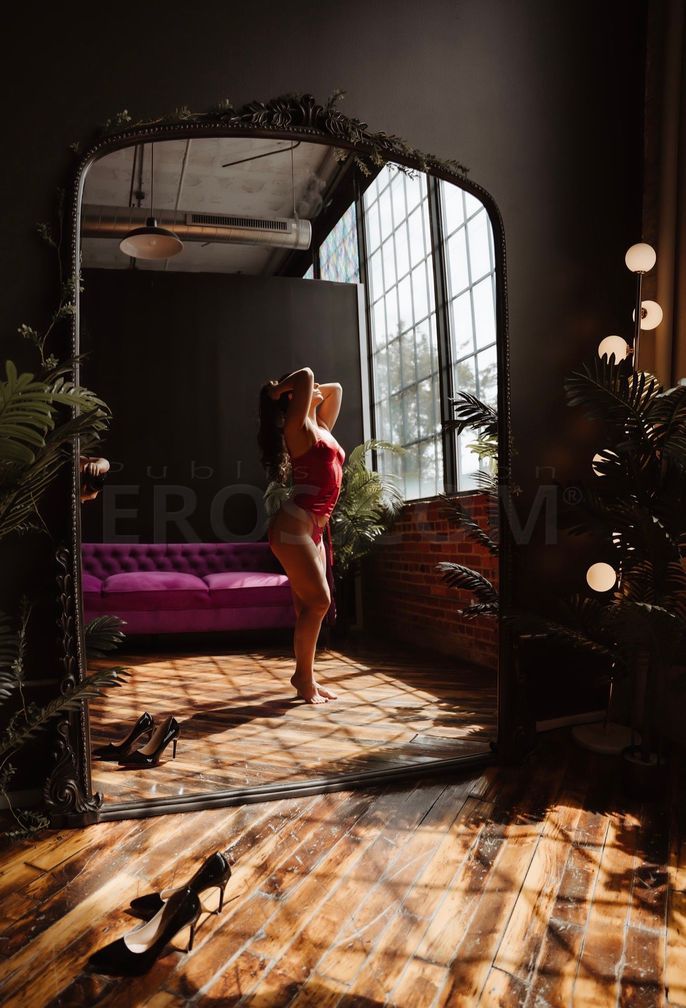 Mia Collins — photo 2