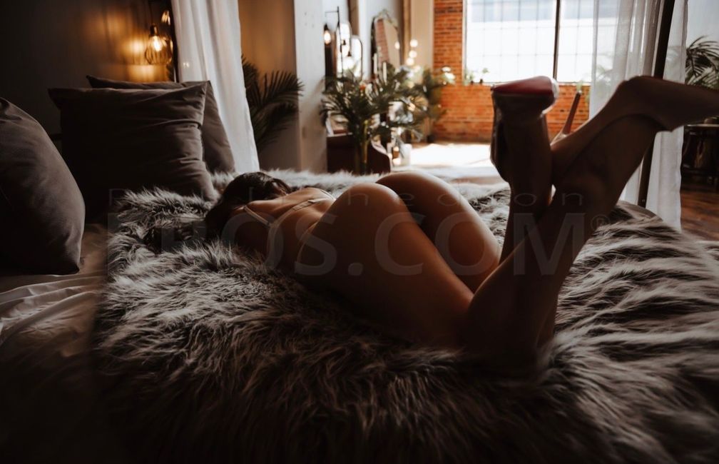 Mia Collins — photo 3