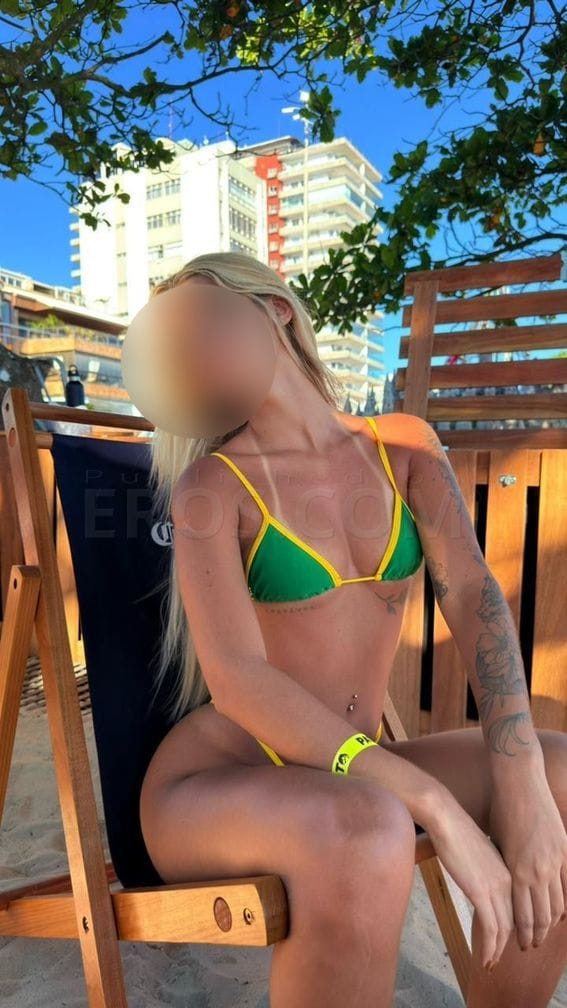 Laura brazilian in Albany airport