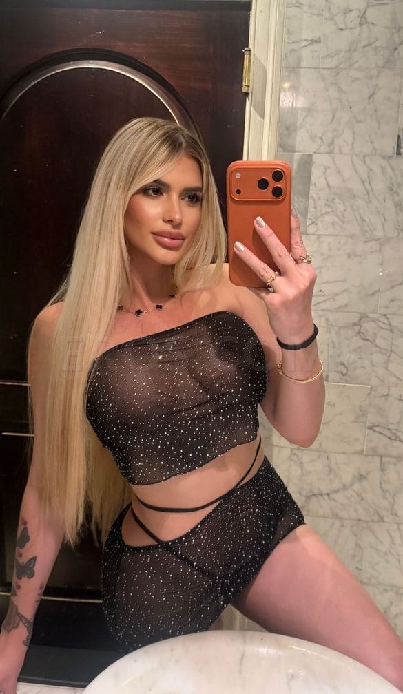 Nicole — photo 1