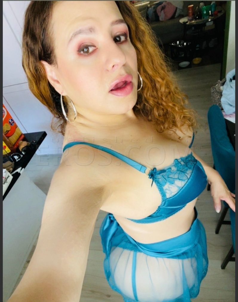 Stephanie — photo 1