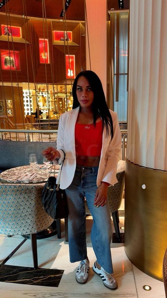 Thais Somerville visiting