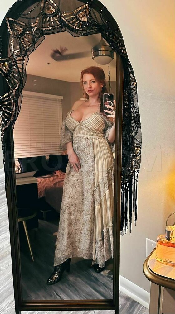 The Voluptuous Iris Goldea