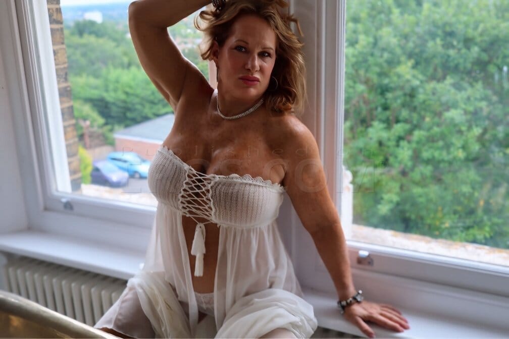 Lana Lee — photo 5