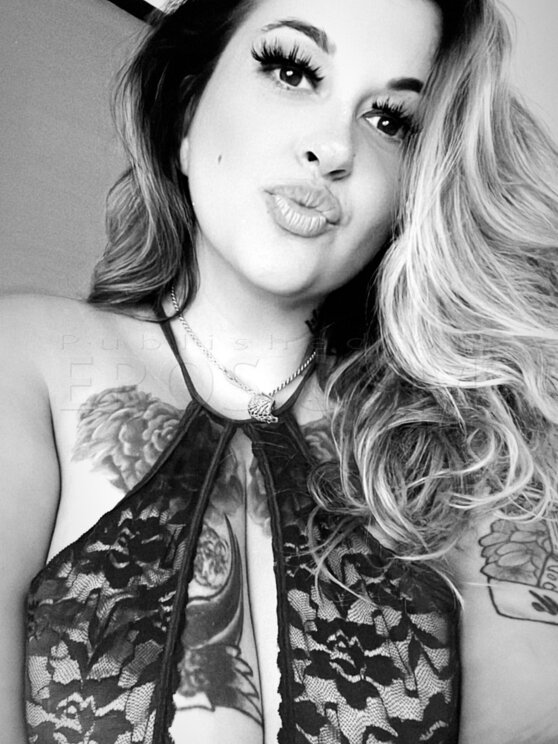 MariahXo Sexy Blonde Bombshell