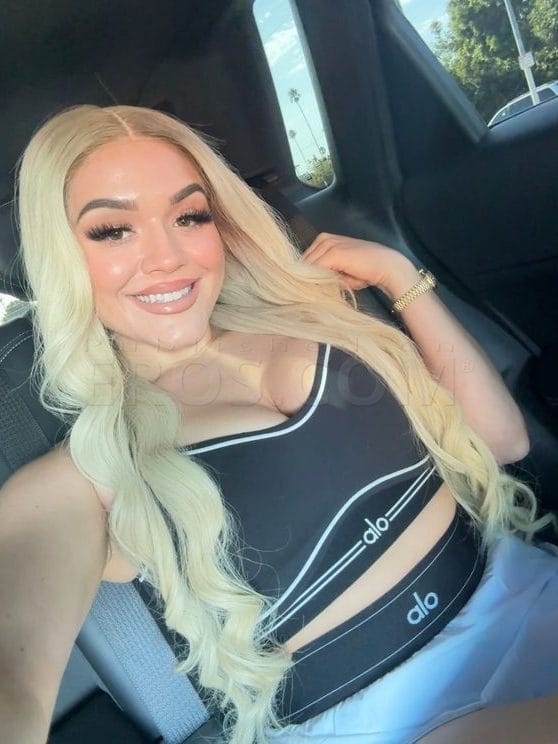 Brittany Blu in Galleria