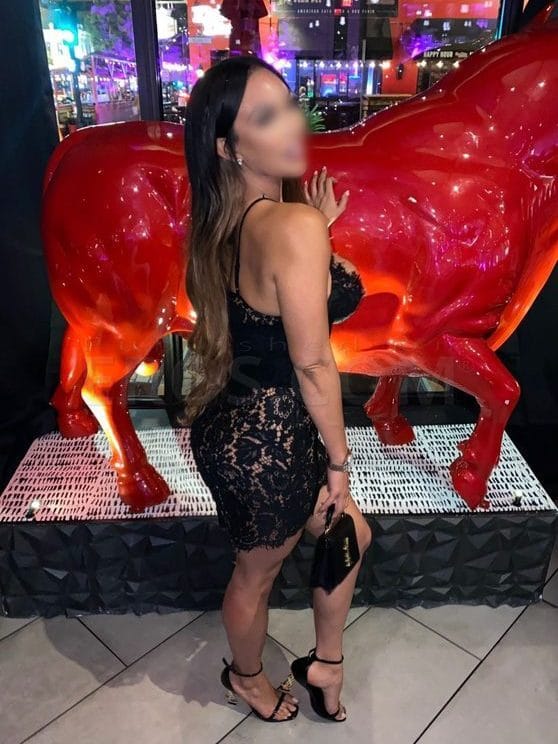 Natural and Curvy Riley Kai