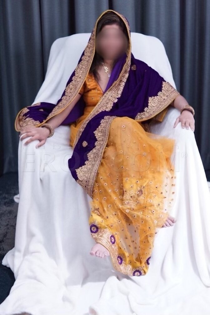 Sexy-Booty East Indian girl