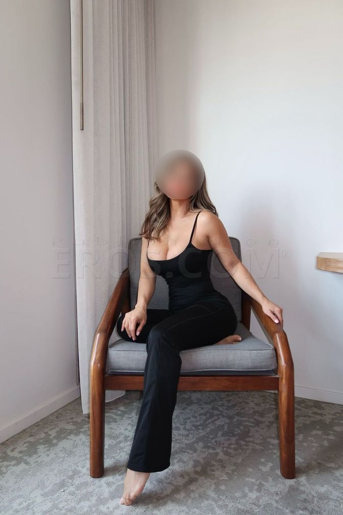 LAURA massage therapist